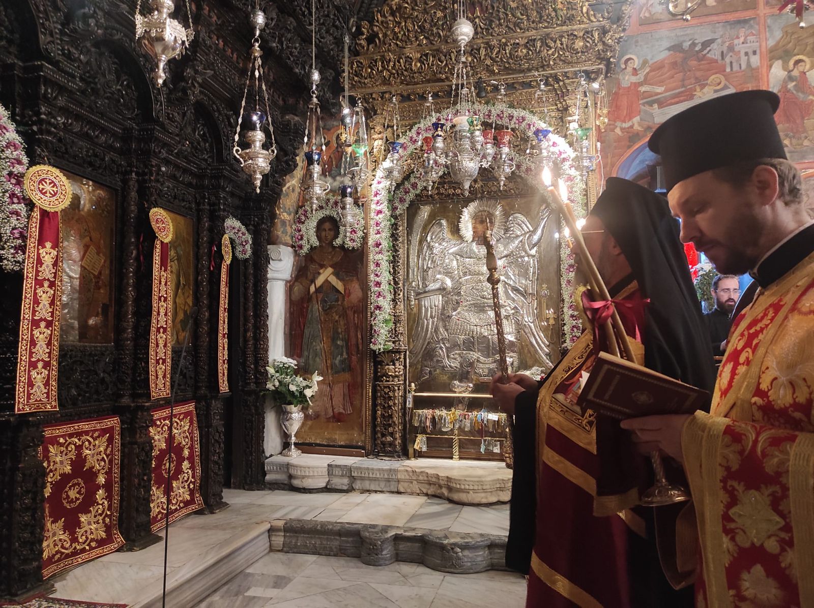 Χιλιάδες προσκυνητές και φέτος στην Ιερά Μονή του Πανορμίτη, ελληνικά μαχητικά πέταξαν πάνω από τη Σύμη