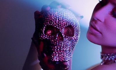 Η Kid Moxie, επιστρέφει με μια διασκευή που θα συζητηθεί: “Τι είναι αυτό που το λένε αγάπη;”