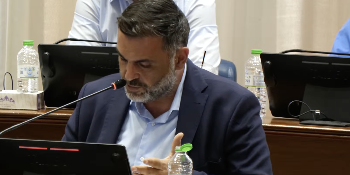 Τρώγονται για να προκαλέσουν ζημιά στην ΔΕΥΑΡ για πολιτικές σκοπιμότητες! Τρώγονται για να προκαλέσουν ζημιά στην ΔΕΥΑΡ για πολιτικές σκοπιμότητες!