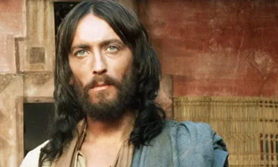 Ρόμπερτ Πάουελ: Έτσι είναι σήμερα στα 81 του ο ηθοποιός που ενσάρκωσε τον «Ιησού από τη Ναζαρέτ»