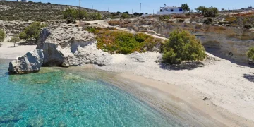 Το ΣτΕ «μπλοκάρει» την επέκταση του White Coast στην παραλία Μύτακας της Μήλου Το ΣτΕ «μπλοκάρει» την επέκταση του White Coast στην παραλία Μύτακας της Μήλου